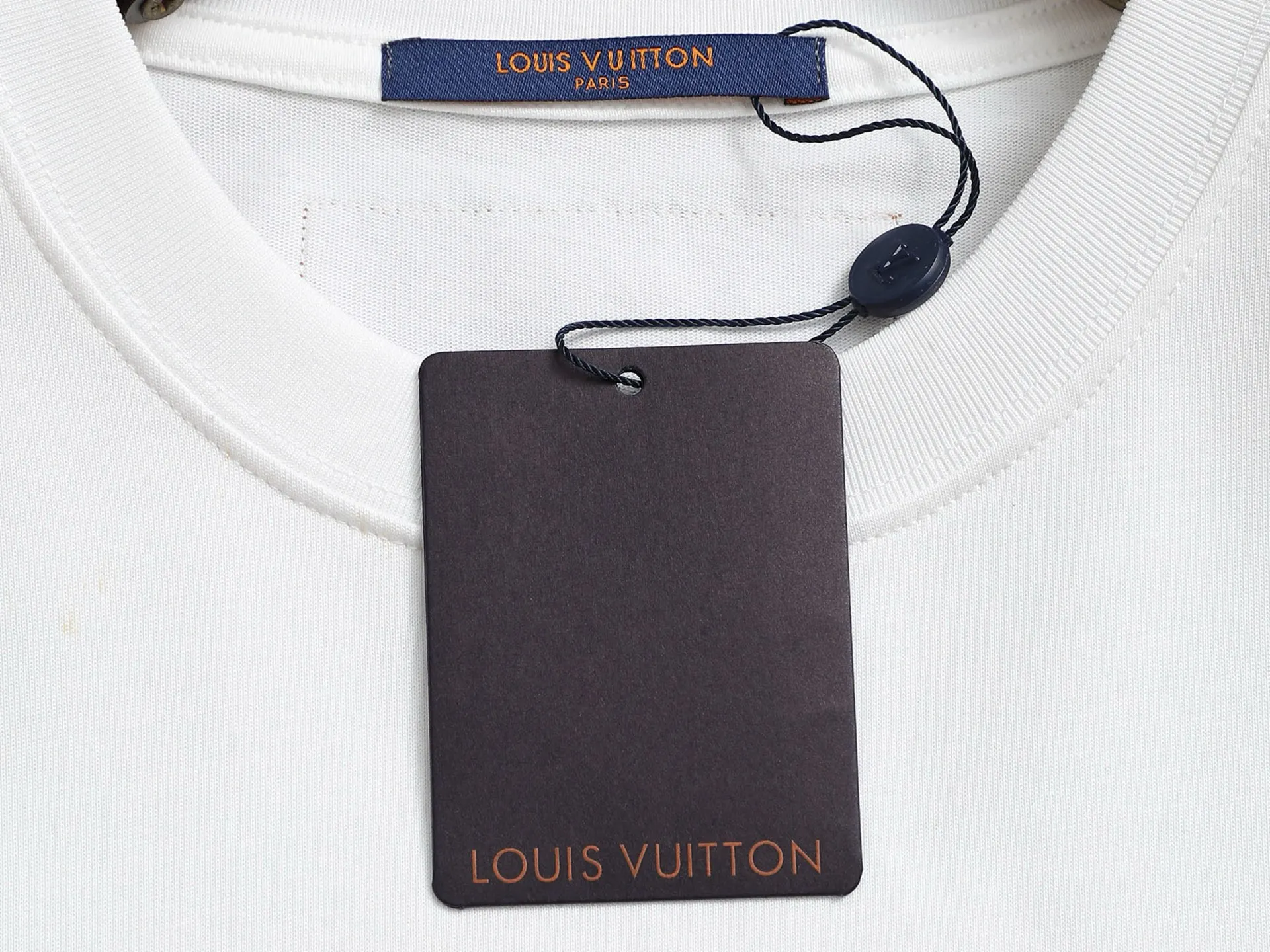 🅿️170 Louis Vuitton Louis Vuitton 1V slightly wide version XS-L 25SS LV new product counter catwalk model with leather letter logo embroidery on the front and back, same style for men and women! Short-sleeves are not the same as the general public, but must be unique and eye-catching. This LV short-sleeves is all about quality, comfort, consistent style, fashion, including fabrics and cutting techniques, all of which have been made with great effort! 320 grams of washed pure cotton fabric, pure cotton is breathable, very refreshing and comfortable for daily wear. The rib knitting on the neckline is smooth and tight, and the neckline will not be skewed if you toss it at will. The loose version, you will find that it looks really good on the upper body. The overall is minimalist and neat, super versatile for daily use! Pair it casually with a pair of pants for a youthful look. A T-shirt will make your outfit crazy. It is a fashionable item that can never go wrong! Color: Black White Size: XS-L Size chart: